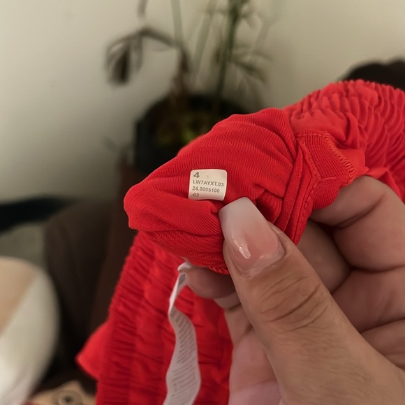 Lululemon hotty hot shorts size 4 NWT red! - Picture 7 of 7